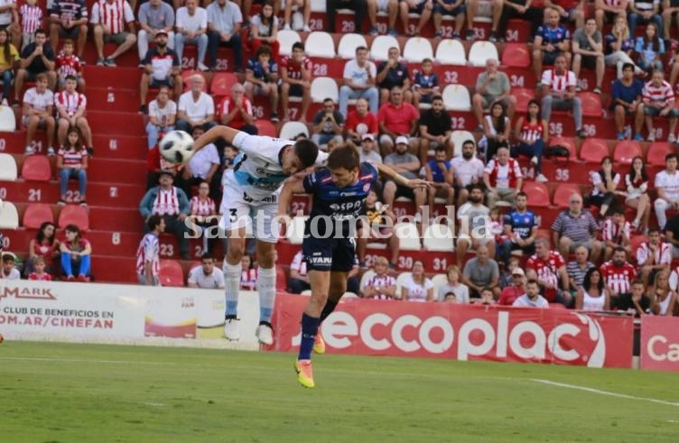 Un cabezazo goleador de Soldano abrió el marcador.