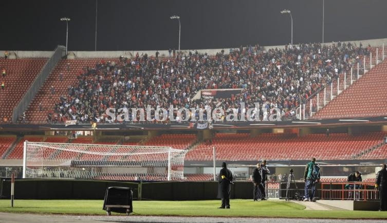 Una multitud sabalera copó el sector visitante del Morumbí.