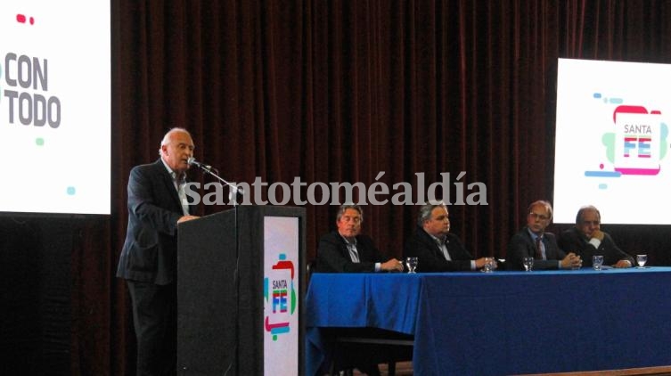 Lifschitz presentó un ambicioso plan para pavimentar localidades de toda la provincia