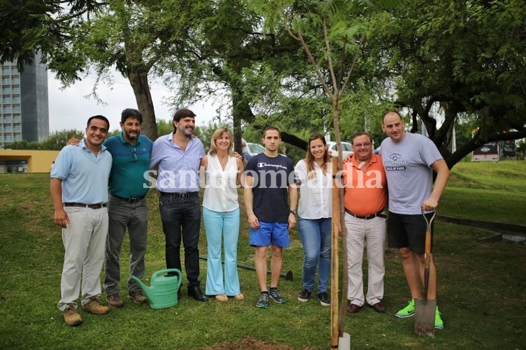 Santa Fe: Nadadores de la Maratón plantaron árboles