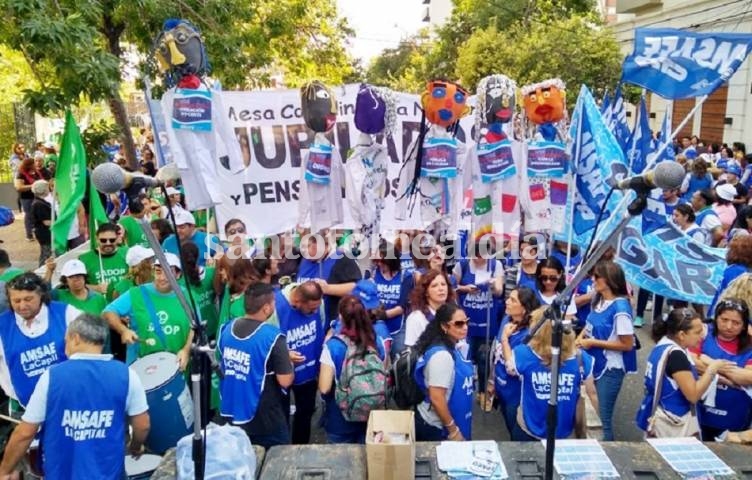 Los principales gremios docentes marcharon juntos hacia la Región IV de Educación. (Aire de Santa Fe)