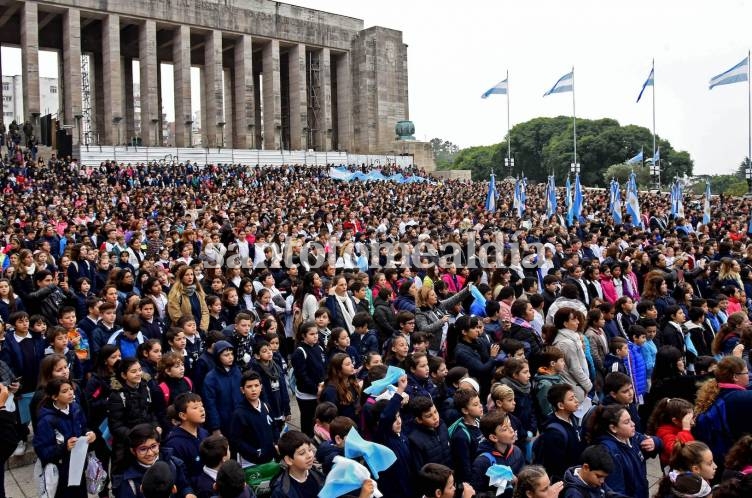 El acto se realizó en Monumento a la Bandera y de manera simultánea en distintos puntos de la provincia. (Foto: Secretaría de Comunicación Social)