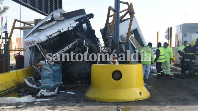Un camión arrolló una cabina de peaje en la autopista y chocó contra un auto: hay dos nenes graves