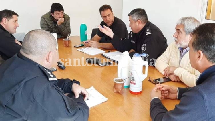 Reunión entre autoridades comunales y policiales por seguridad.