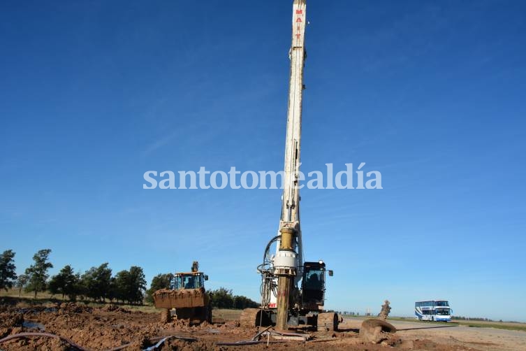 Cerca de  Angélica se construye el enlace entre la nueva autopista y la Ruta 19. (Foto: Vialidad Nacional)