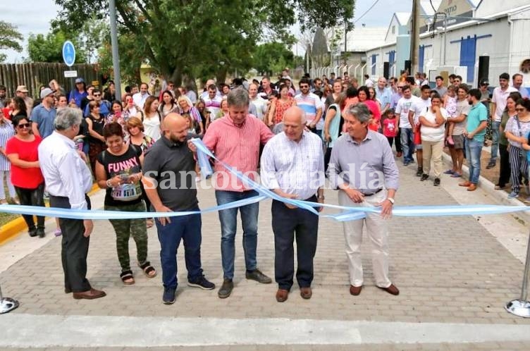 El gobernador Miguel Lifschitz junto al intendente electo y concejal de la ciudad de Santa Fe, Emilio Jatón, en la inauguración. (Foto: Twitter)