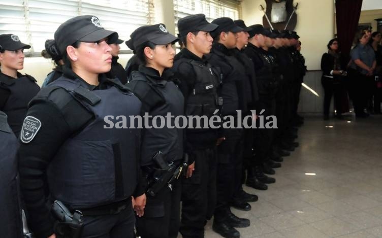 Por la ola de violencia, autorizan a la Policía de la provincia a llevar sus armas listas para disparar 