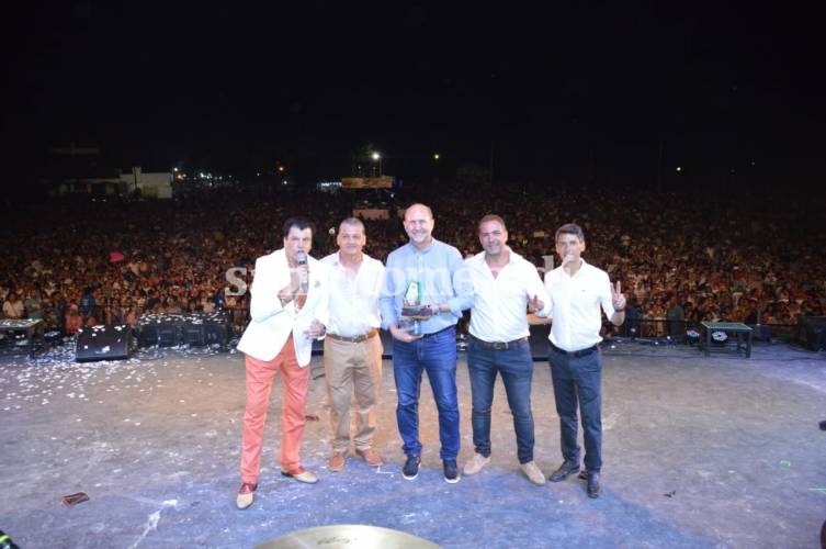 El gobernador de la provincia, presente en el Festival del Pescador. (Foto: Comuna de Sauce Viejo)