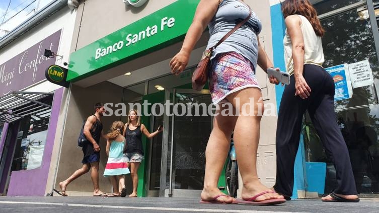 La Defensoría del Pueblo pidió al Banco de Santa Fe que suprima la oferta de seguros que se realiza por cajeros automáticos