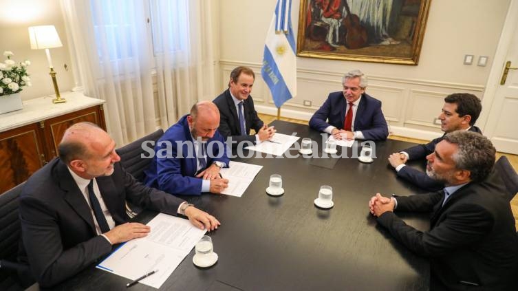 Perotti firmó con el presidente el pago de parte de la deuda de ANSES con la provincia