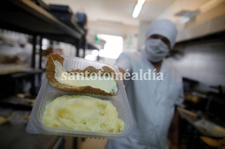Cerveza Santa Fe y Pedidos Ya se unieron para repartir viandas de alimentos.