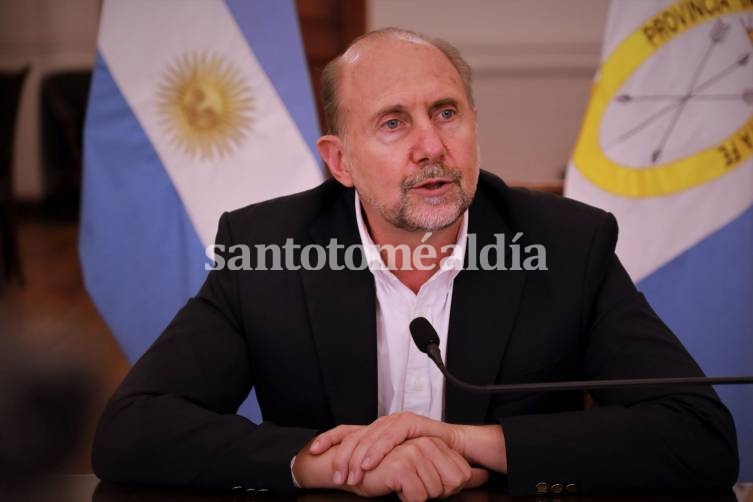 Perotti desmintió haberse vacunado junto a su familia y ofrece probarlo con un test