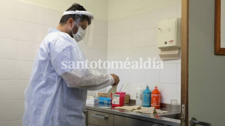 Un paciente contagiado de coronavirus recibió el alta tras ser tratado con plasma