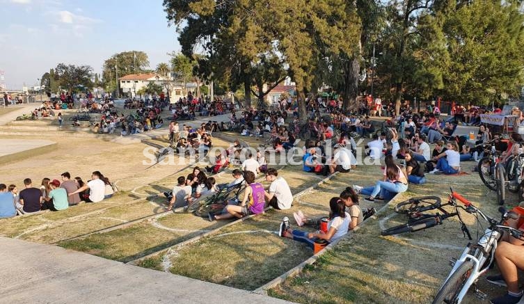 Desde hoy, los contactos estrechos de un caso confirmado también serán considerados positivos 