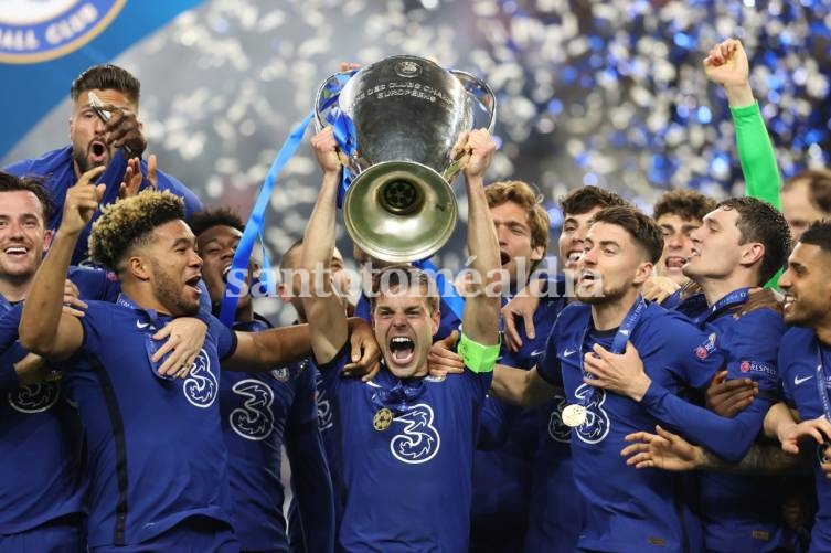 Azpilicueta levanta el trofeo de la Champions.