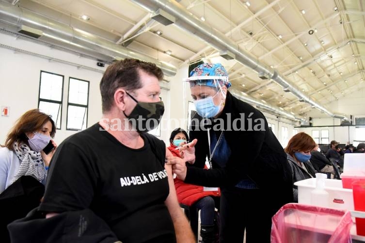 COVID-19: Reabrió el registro para vacunadores voluntarios 