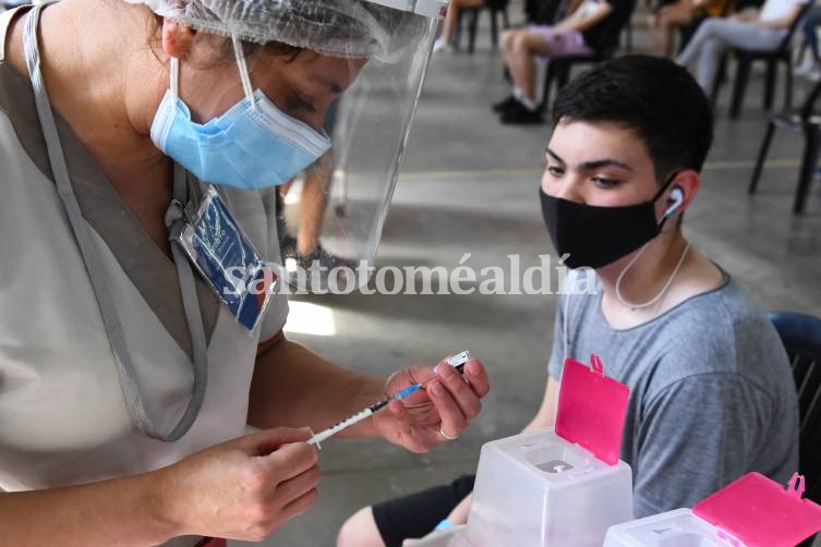 Alrededor de 90.000 jóvenes santafesinos carecen de la segunda dosis de la vacuna