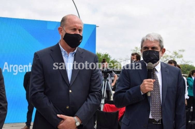 Aníbal Fernández junto al gobernador Omar Perotti.