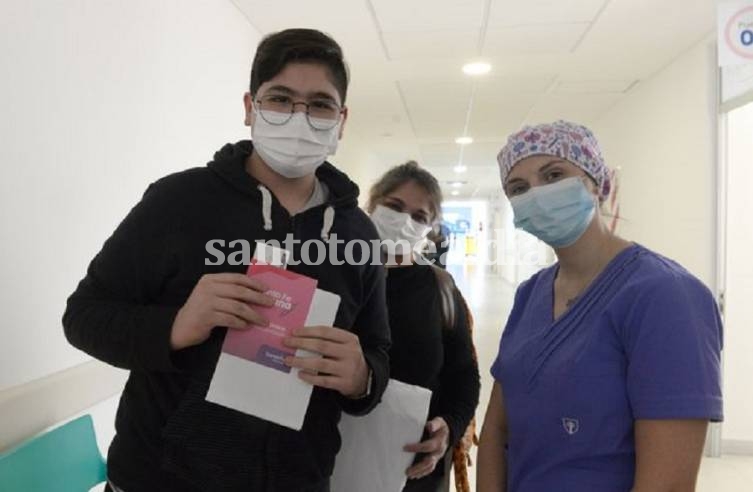 Comienzan a vacunar con la segunda dosis a jóvenes de 17 años y citan a los de 14