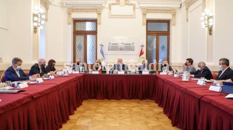 Perotti se reunió con representantes de los bloques de la Cámara de Diputados de la provincia