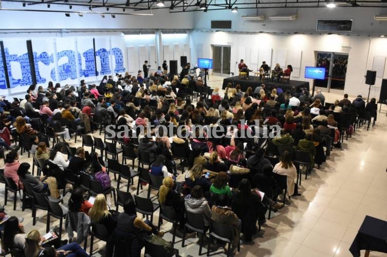 Unos 400 docentes santafesinos debatieron sobre la jornada escolar extendida