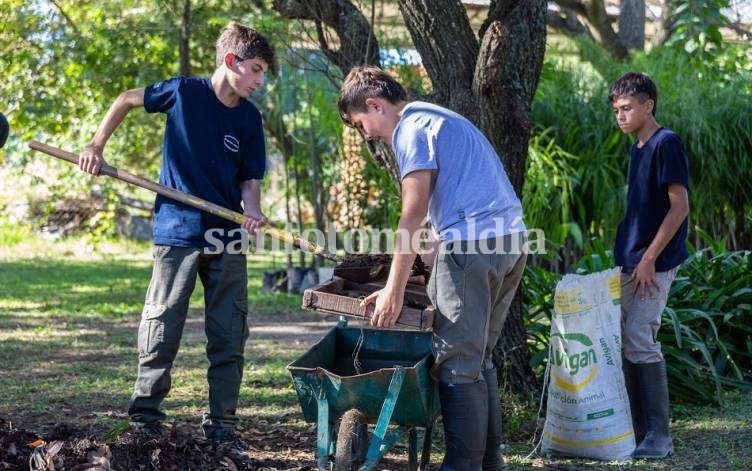 La UNL comienza a plantar un árbol por cada graduada y graduado