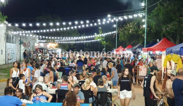 El Paseo Gastronómico de la costanera, repleto de público