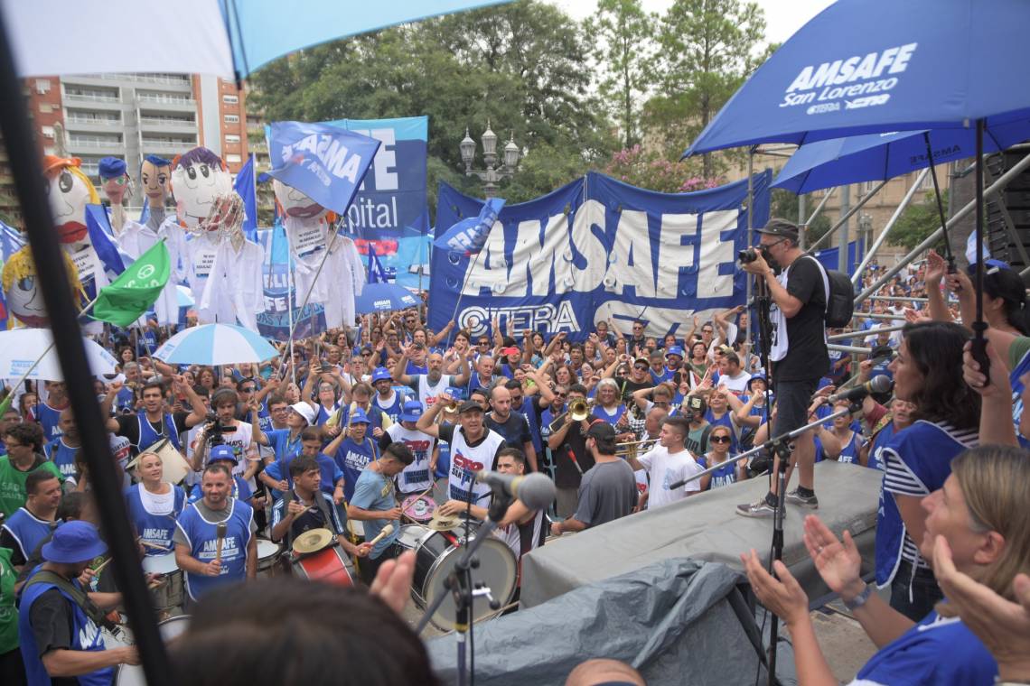 Masiva movilización de gremios santafesinos “contra el ajuste en salud y educación”