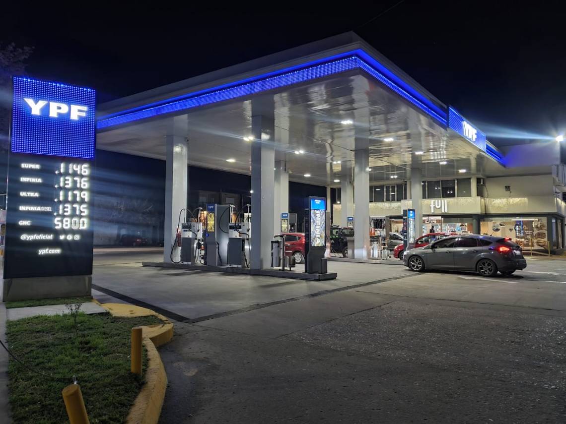Cargar combustible será más barato de madrugada en YPF. (Crédito. STD)