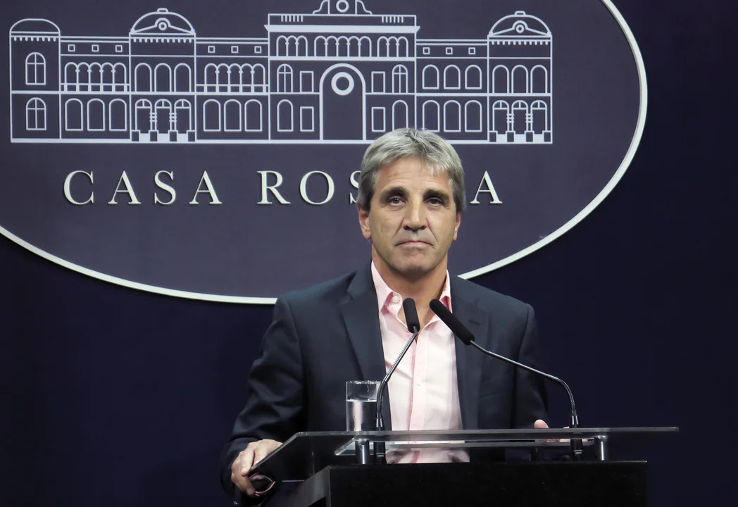 Caputo amenazó a los bancos: “Si insisten con no acatar las normas, habrá que tomar medidas”