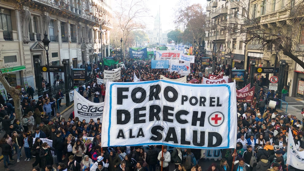 Multitudinaria marcha en apoyo al Garrahan con críticas al Gobierno nacional