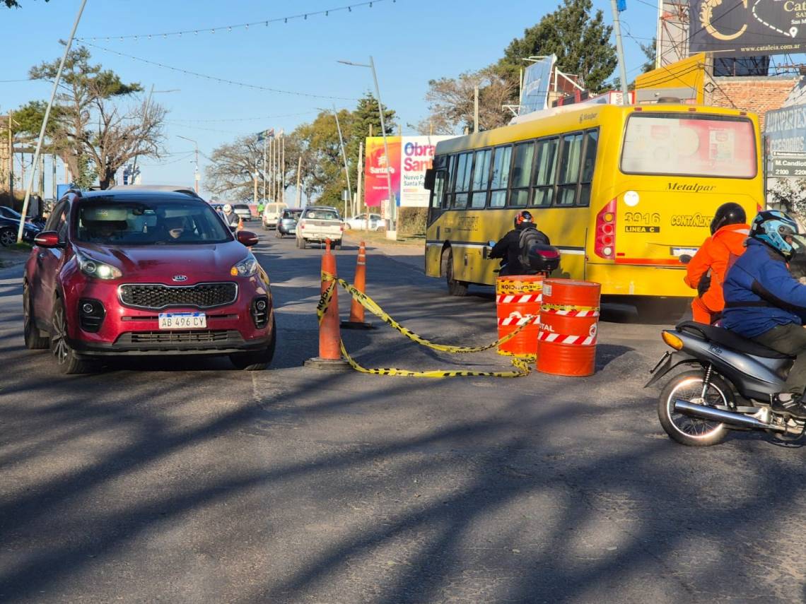 Baches, corralitos y peligro: el deterioro avanza en las avenidas de la ciudad