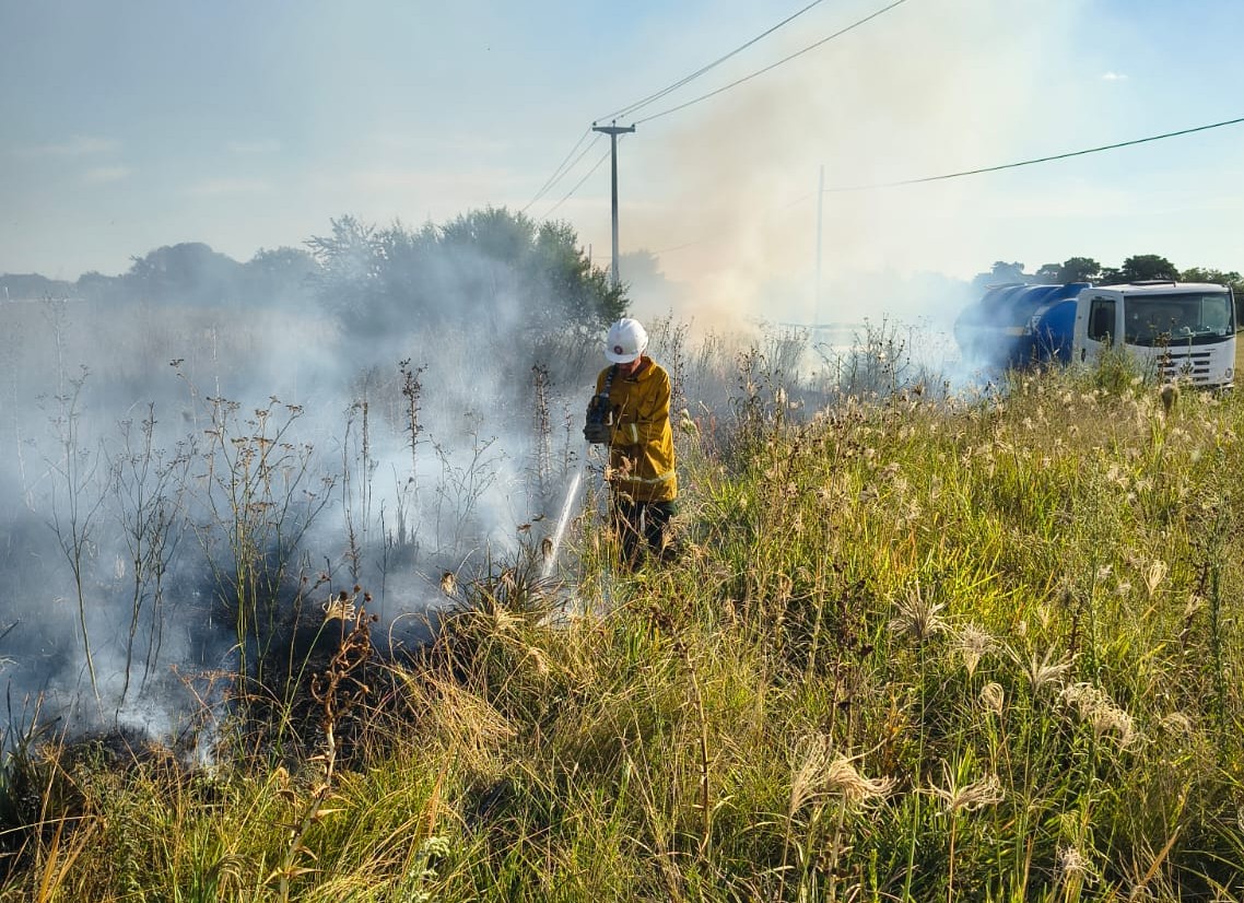 Intensa actividad de bomberos por múltiples focos ígneos en barrios de la ciudad.