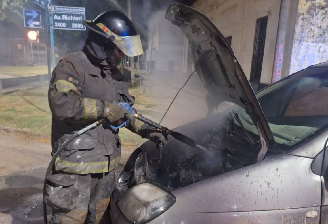 Bomberos debieron sofocar el incendio de un auto en la esquina de Av. Richieri y Av. Luján.