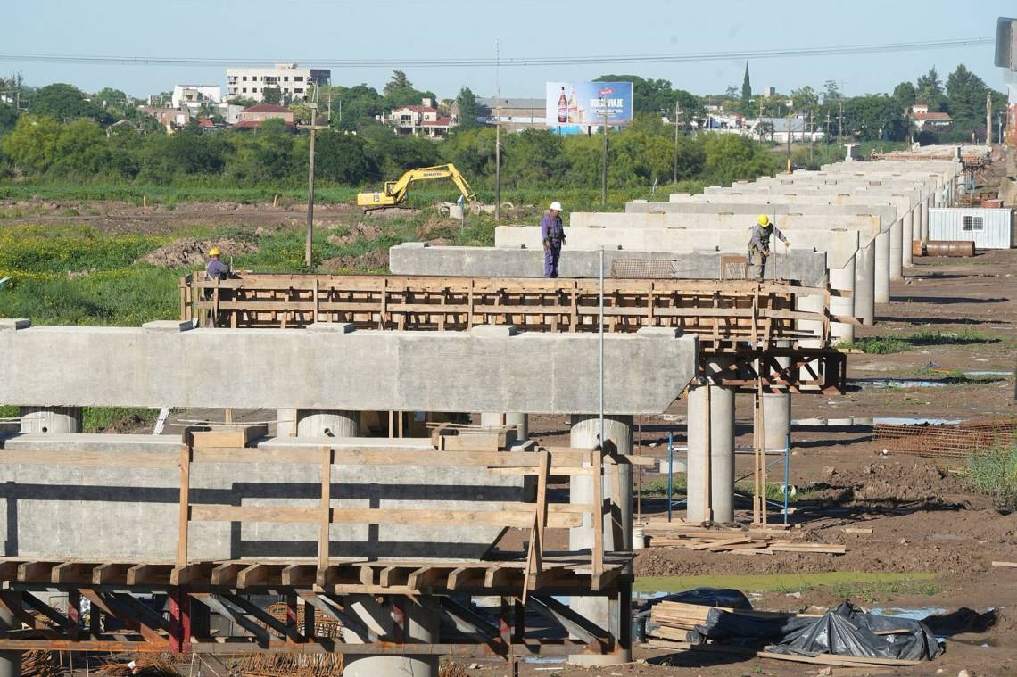 Enrico ratificó el objetivo de finalizar la obra del nuevo puente “en abril de 2027”