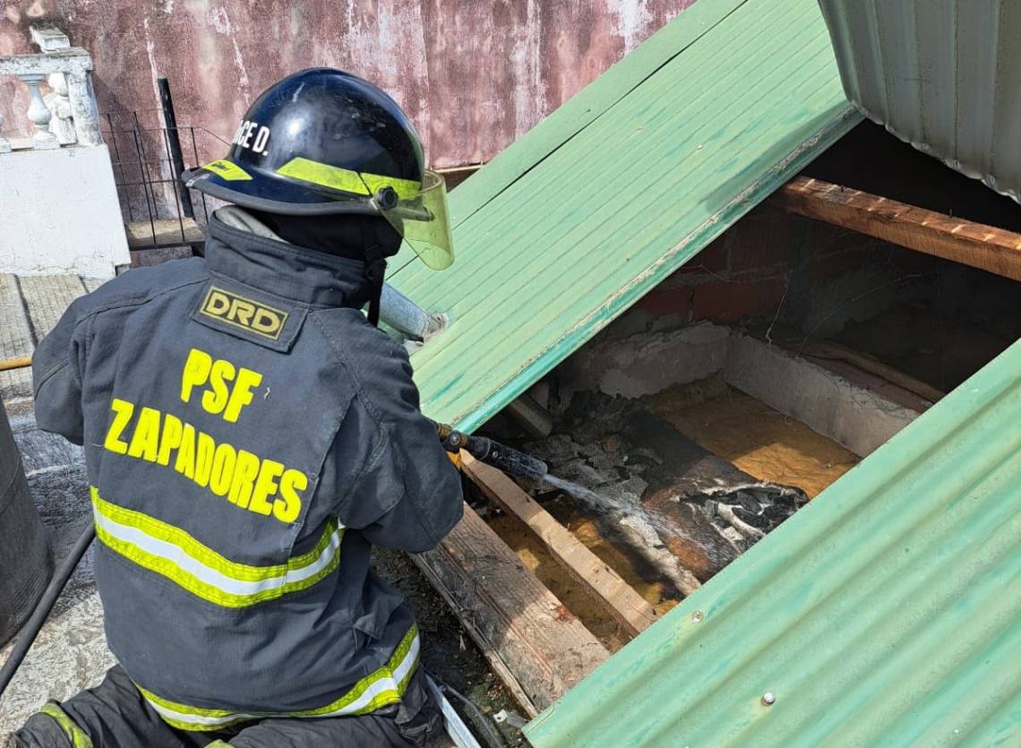 Los bomberos sofocaron el incendio antes de que el fuego se propagara por la vivienda.