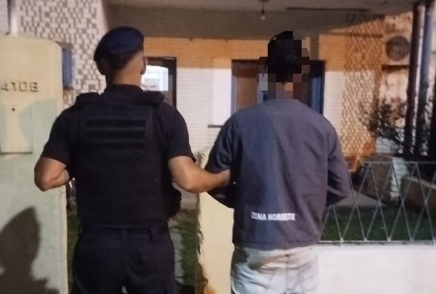 La policía detuvo a un hombre de 29 años que llevaba un arma blanca oculta entre sus prendas.