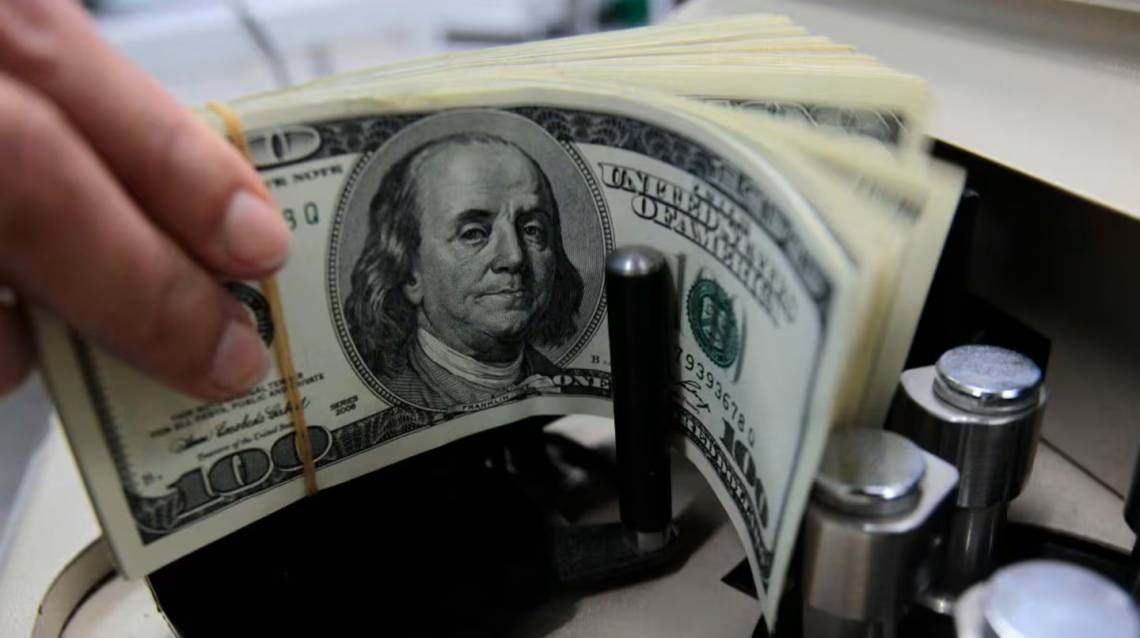El dólar oficial cerró a $1390 y marcó su menor valor en cinco meses