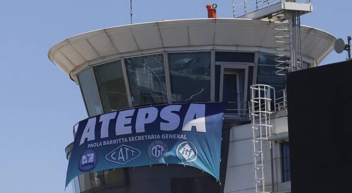 Paro de controladores aéreos provocará demoras y cancelaciones durante varios días