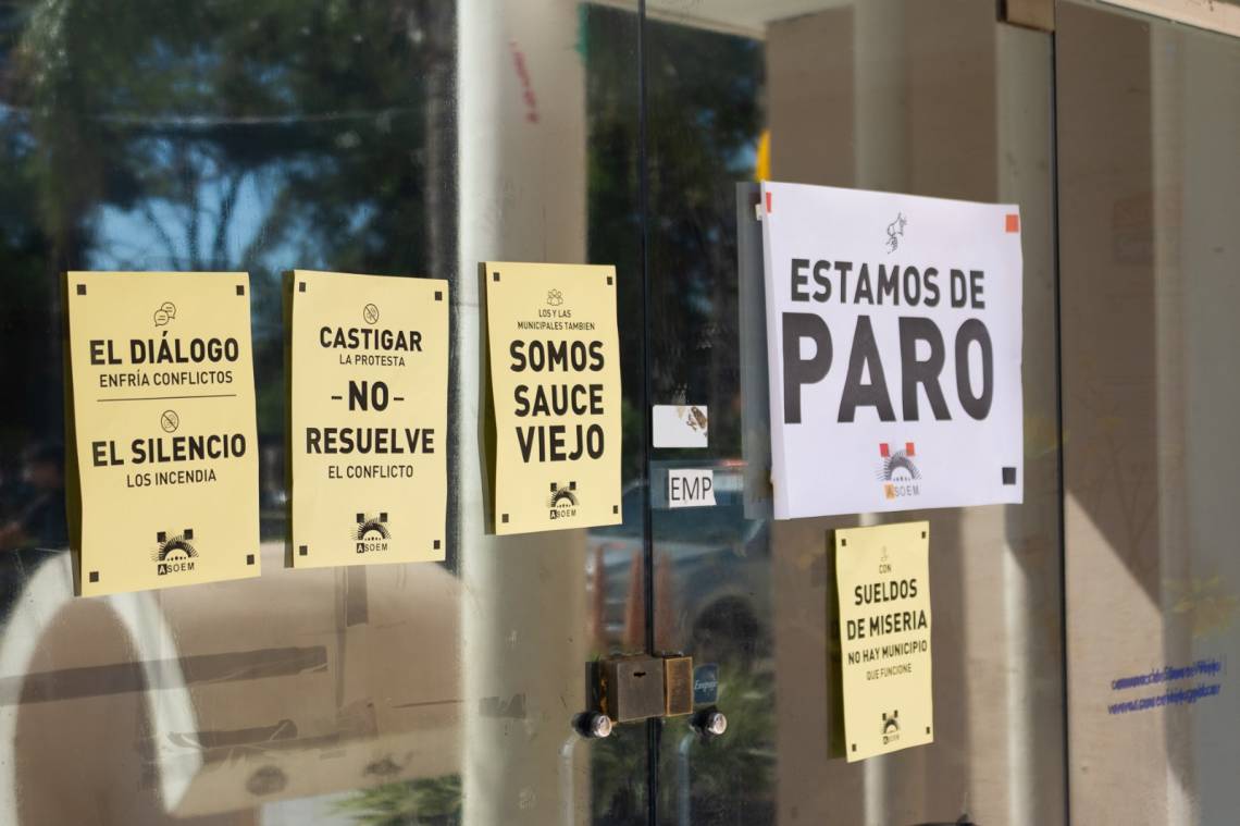 Papaleo denunció graves hechos de violencia durante el primer día del paro de municipales en la vecina localidad.