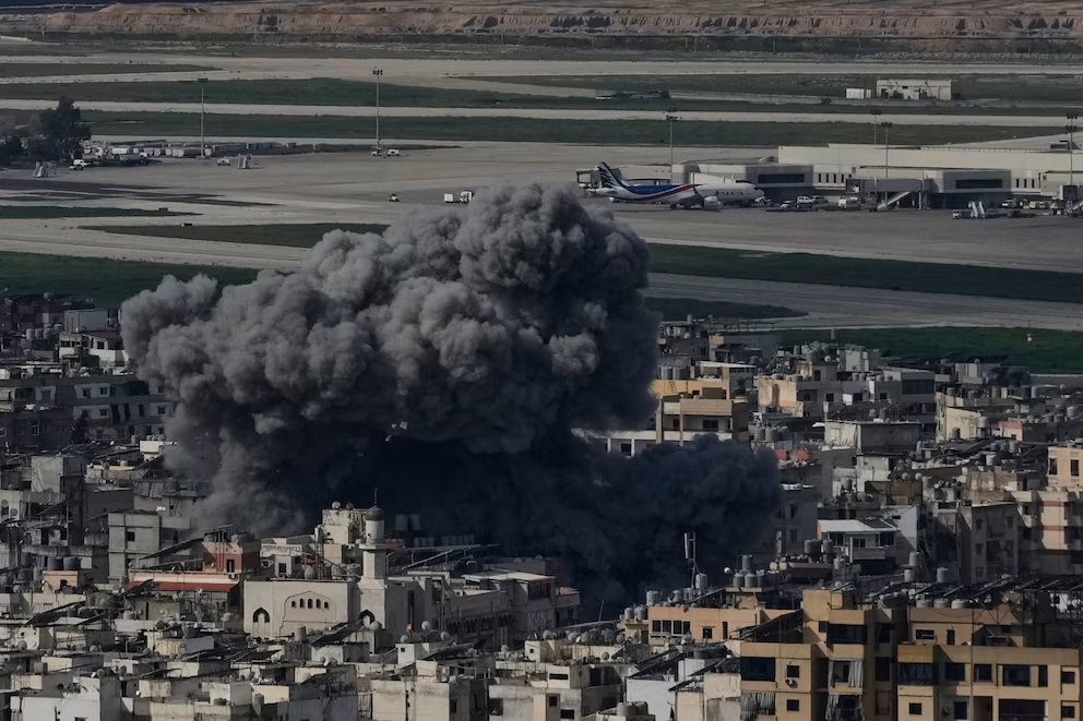 Una columna de humo se eleva tras un ataque israelí en el sur de Beirut. 