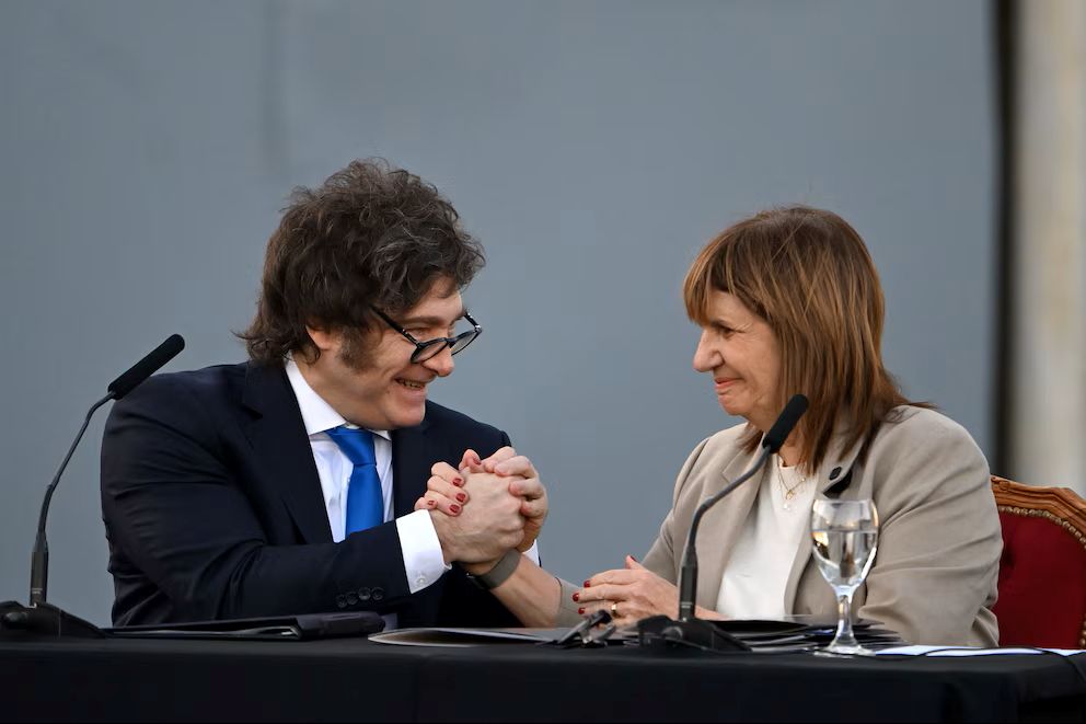 Javier Milei, junto a la presidenta del bloque de LLA en el Senado y ex ministra de Seguridad, Patricia Bullrich (Crédito: Luis Robayo/ AFP)