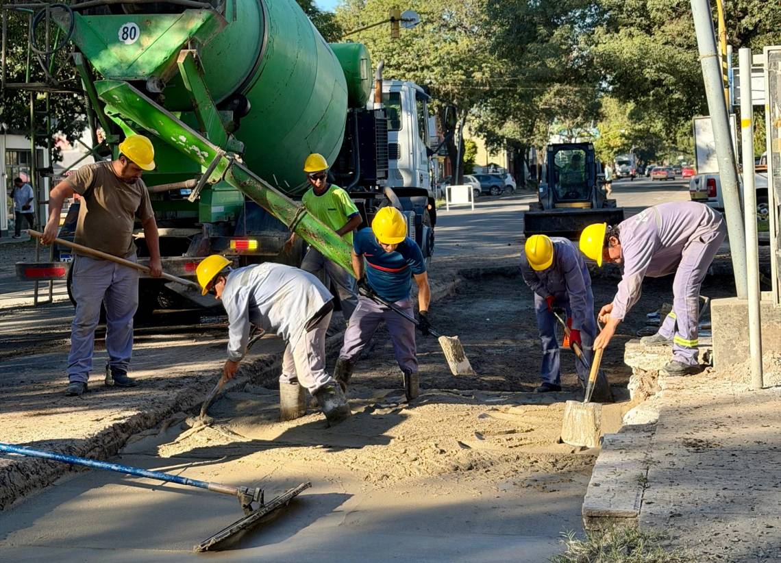 Las tareas de bacheo continúan en Avenida Luján y Alvear. (Foto: MST)