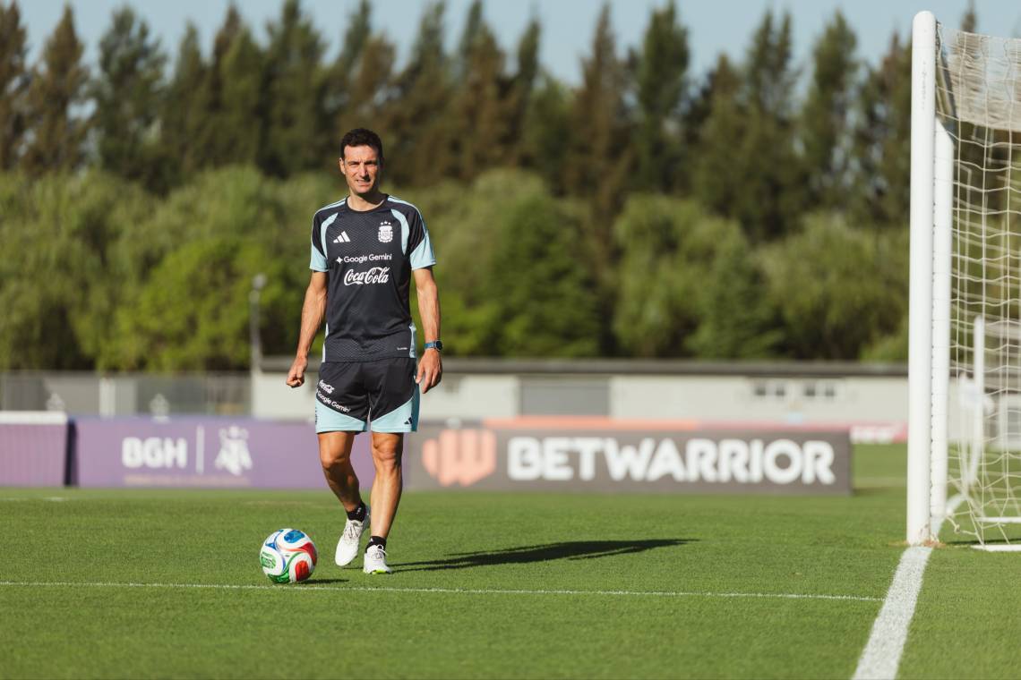 Scaloni piensa en la formación para el amistoso de este viernes.