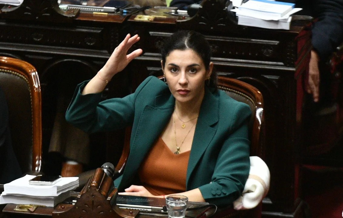 Pagano cruzó al oficialismo: habló de “negocios”, falta de autonomía y apuntó contra Adorni.