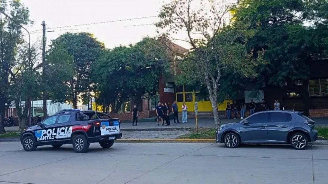 Un alumno ingresó armado a una escuela de San Cristóbal, abrió fuego contra sus compañeros y mató a uno.