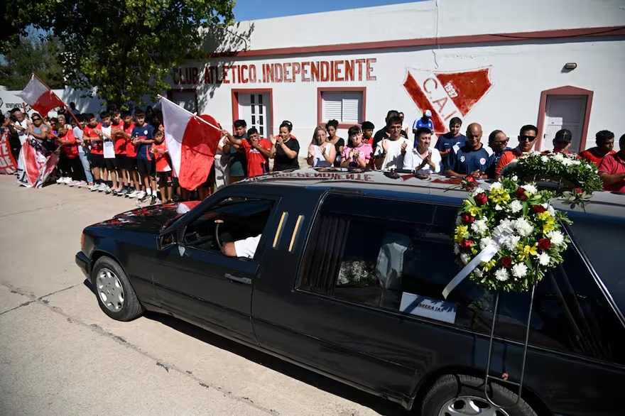 Uno de los momentos más emotivos de la jornada, cuando el cortejo fúnebre pasó por la sede del club Independiente de San Cristóbal.