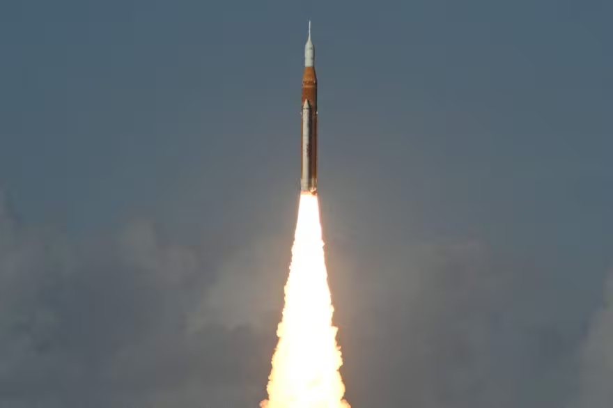 Artemis II despegó con la misión de orbitar la luna durante 10 días y regresar a la tierra.