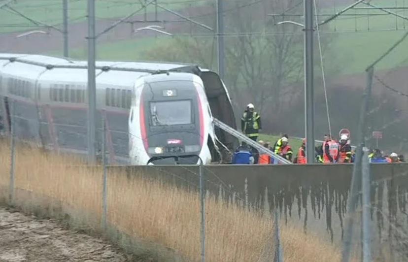Un muerto y 27 heridos tras el choque de un tren y un camión en Francia