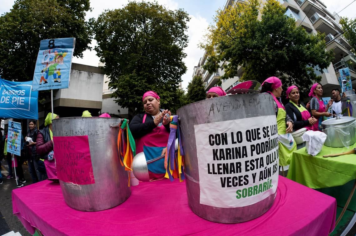 Olla popular y reclamos sociales frente a la casa del jefe de Gabinete en Buenos Aires.